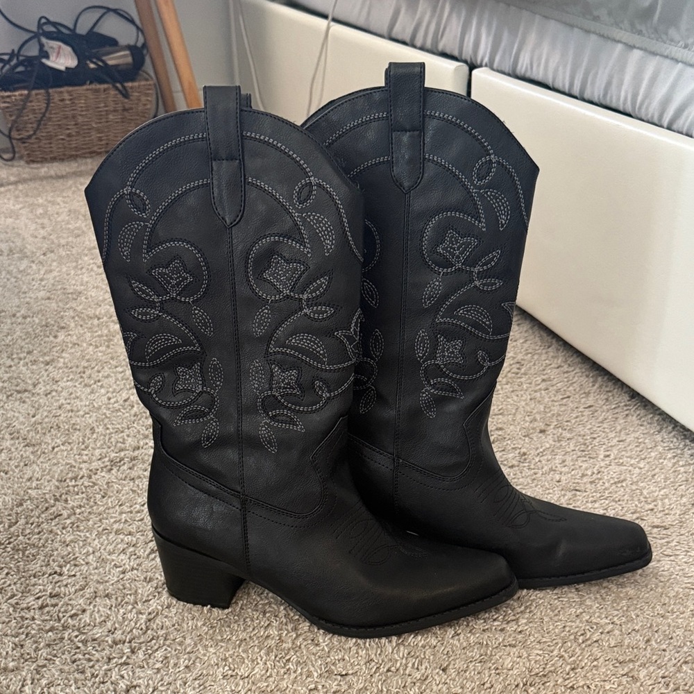 Dream Pairs Black Embroidered Heeled Boots
